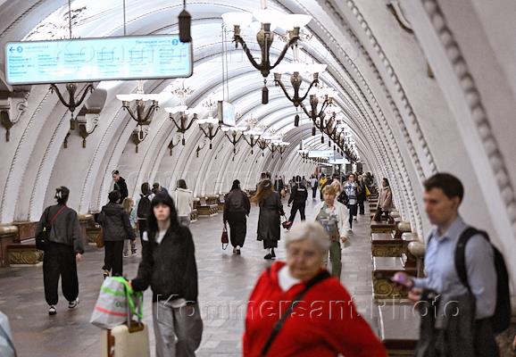 Жанровая фотография. Виды Московского метрополитена. Станция 'Арбатская' Арбатско-Покровской линии, 'Арбатская' Филёвской линии