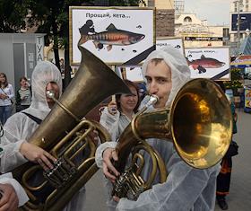 Акция 'Прощание с лососем' с театрализованным шествием и 'похоронами лосося', где будут собираться подписи граждан за введение моратория на добычу нефти на Камчатке на Пушкинской площади