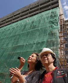 Музыканты группы 'А-Студио' Кэти Топурия и Владимир Миклошич выбирают квартиру в жилом коплексе 'Прима Вера' на Нахимовском проспекте, д. 4