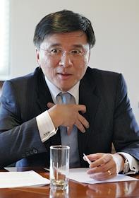 Профессор, секретарь по финансовым услугам и казначейству Правительства Гонконга Чан во время интервью в здании PBN Compani