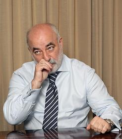 Вексельберг Виктор Феликсович - Председатель совета директоров ЗАО 'Ренова'