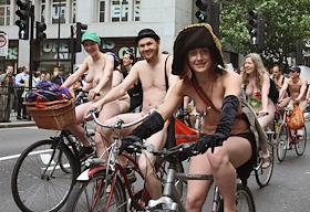 Нудисты на велосипедах протестовали против засилья автомобилей. Акция движения World Naked Bike Ride в Лондоне