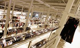 Светлана Провкина, генеральный директор стокового центра 'ОК'. в Торговом центре 'ОК'. Интерьер Торгового Центра