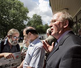 Митинг протеста акционеров и рабочих авиационного завода имени Чернышева с требованием отставки директора завода Александра Новикова. Объявление голодовки