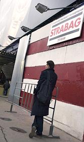 Реклама строительной фирмы 'Strabag' на улицах города Москвы