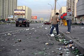 Мусор и битые бутылки на улице после массового гулянья болельщиков на улицах города после победы сборной России в четвертьфинальном матче чемпионата Европы по футболу