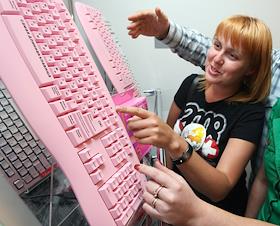 Продукция торговой марки SVEN. Выставочный зал компании. Розовые клавиатуры SVEN