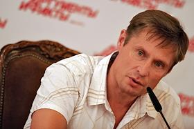 Председатель Российского союза предприятий молочной отрасли (РСПМО) Владимир Лабинов во время пресс-конференции на тему: 'Причины безудержного роста цен на молочную продукцию. Какие меры следует предпринять для скорейшего обуздания цен и стабилизации рынка в целом. Как может повлиять на отечественного производителя вступление России в ВТО'. Пресс-конференция прошла в пресс-центре газеты 'Аргументы и факты'. 
