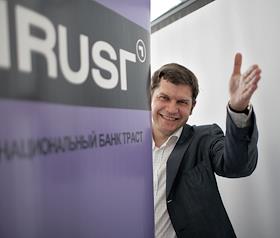 Михаил Гришакин, управляющий директор по альтернативным инвестициям банка 'Траст', в офисе банка