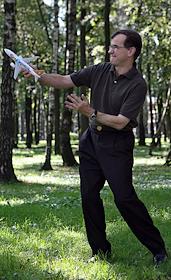 Стратегический консультант при совете директорoв авиакомпании 'Sky Express' Вилли Болтер во время интервью в офисе компании