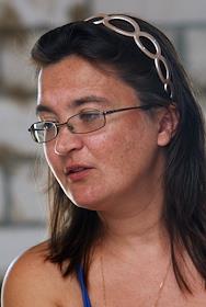 Писательница Анна Литвинова осматривает дом в поселке 'Маленькая Шотландия' на Ленинградском шоссе