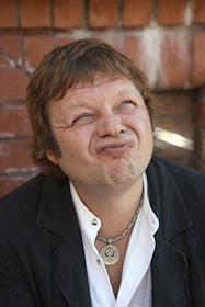 Музыкант Вадим Степанцов осматривает квартиру в жилом комплексе 'Алые паруса'