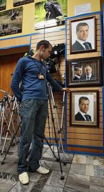 Портреты Владимира Путина и Дмитрия Медведева в фотосалоне