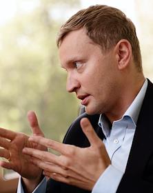 Антон Николаев, исполнительный продюсер 'Megaliner records'. Дмитрий Добровольский, партнер компании 'Дельта Менеджмент'. Алексей Быстряков, генеральный директор компании 'Музыка для бизнеса' на заседании 'Круглого стола' в переговорной Издательского Дома 'Коммерсантъ'