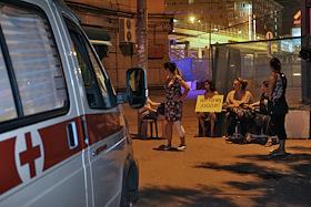 Пикет продавцов и владельцев магазина на Ленинградском проспекте против рейдерского захвата. Плакаты 'Рейдерский захват здания' и 'Помогите люди!'. Пикет прошел у метро 'Сокол'.
