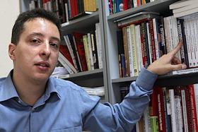 Алексей Ильин, главный редактор компании 'Альпина бизнес-букс' интервью в рабочем кабинете