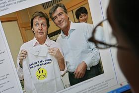 Скриншот сайта газеты 'Комсомольская правда' на мониторе компьютера