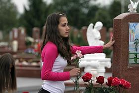 Выдача денежной помощи населению г. Цхинвала. Кладбище в Беслане