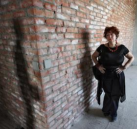 Писательница Мария Арбатова осматривает квартиру в доме на Пресне