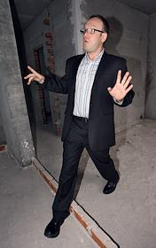 Евгений Лесной, ведущий телеканала 'Домашний', осматривает квартиру в ЖК 'Коралловые острова'