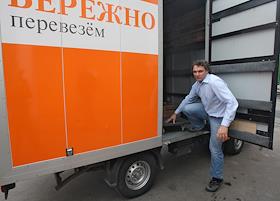 Владелец и генеральный директор компании 'Деликатный переезд' Аркадий Усачев в офисе компании