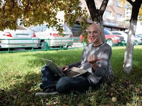 Филипп Колесник, редактор проекта 'Груми' (www.grumy.ru) в офисе компании