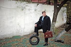 Геннадий Амазариани, исполнительный директор компании 'Грант-Моторс' на улице у офиса компании