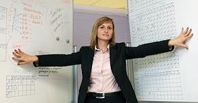 Галина Болтасева, сотрудник Сбербанка России, член рабочей группы по разработкам и внедрению 'LEAN MANAGEMENT'. Юлия Комлева, заведующая дополнительным офисом Сбербанка России, в отделении Сбербанка в районе Бирюлево