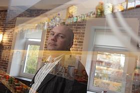 Алексей Фадеев, творческий директор департамента потребительского брендинга Depot WPF, в офисе Бизнес-центра 'АКМА'