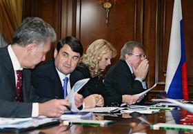 Президент России Дмитрий Медведев провел совещание по экономическим вопросам в подмосковной резиденции Горки.

