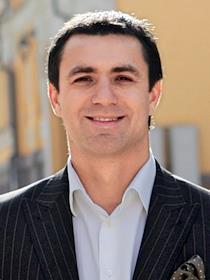 Николай Тищенко осматривает строящийся дом на улице Воздвиженской, 32