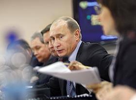 Визит председателя правительства В. Путина в Новосибирск. Владимир Путин осмотрел экспозицию инновационных разработок транспортных вузов России, располагающуюся в Сибирском государственном университете путей сообщения в Новосибирске, провел совещание о проекте Транспортной стратегии на период до 2030 года