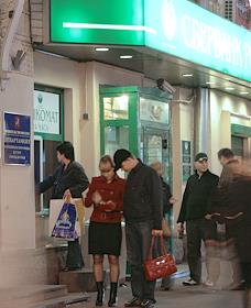 Очередь у банкомата перед входом в Сбербанк России