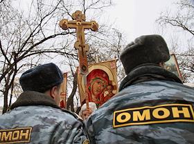 Участники движения 'Народный собор' и ряда православных и патриотических организаций провели крестный ход в честь праздника иконы Казанской Божьей Матери. Несанкционрованное шествие верующих было остановлено на Тверском бульваре сотрудниками ОМОН