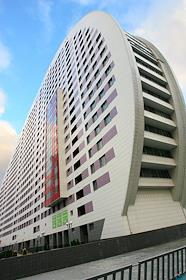 Участницы группы 'Мираж' осматривают квартиру в жилом комплексе 'Гранд Парк'