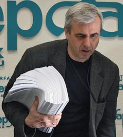 П/к лидера движения автомобилистов 'Свобода выбора' 
Вячеслава Лысакова, президента общественной организации 'Некоммерческое партнерство' Независимые импортеры' Михаила Кулябина и советника председателя подкомитета по экономике и инновациям комитета Госдумы по культуре Анатолия Семенова. Тема пресс-конференции: 'Монополизация ввоза импортных запчастей, автомобилей и других товаров как фактор экономической и социальной дестабилизации', в центральном офисе агентства 'Интерфакс'.
