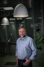 Евгений Касперский, генеральный директор  'Лаборатории Касперского' во время интервью. Книга Н.Носова 'Незнайка на луне'