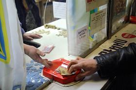 Кассы киевского метрополитена. Очереди за покупкой проездных жетонов