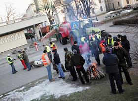 Пикет, с требованием увеличения поддержки крестьян у здания Кабинета министров Латвии. Протестующие принесли к зданию гроб, в котором лежат отрубленные коровьи головы.
