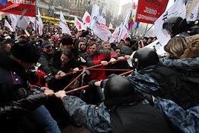 Акция протеста против повышения тарифов на коммунальные услуги в Киеве и введения платы за посещение детских и подростковых клубов города, организованная общественными организациями столицы и политическими силами