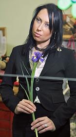 Учредитель салона цветов сети 'Цветочные сезоны' Ольга Макашова во время интервью. Продажа цветов в цветочном павильоне