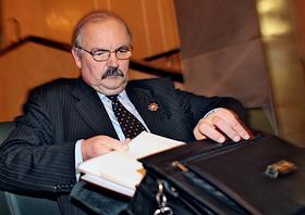 Президент Всероссийского Фонда Образования Комков Сергей Константинович в здании Государственной Думы во время интервью