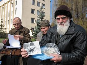 Родственники уничтоженных в боевиков у здания СИЗО Нальчика после предварительного слушания дела о нападении на город в октябре 2005 года.
