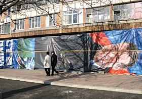 Ограда вокруг ремонтируемого фасада многоэтажного дома во Владикавказе