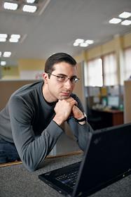 Управляющий партнер call-центра 'Wilstream' Михаил Синицын во время интервью в call-центре