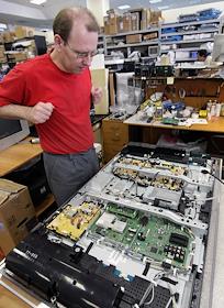 Председатель совета директоров компании 'М.Видео Сервис' Анатолий Григорьевич Тынкован. Мастерские 'М.Видео Сервис'