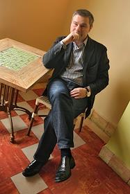 Ресторатор, владелец сети ресторанов 'Грабли' Роман Рожниковский во время интервью в ресторане 'Грабли' в ТЦ 'Европейский'