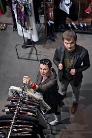 Владелица концептуального магазина Cara&Co Роза Каменев и креативный директор Cara&Co Алексей Олешов во время интервью в бутике Cara&Co в Центре современного искусства ВИНЗАВОД