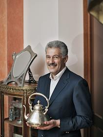 Генеральный директор 'СУИХолдинга' Азарий Лапидус во время интервью. Личная коллекция. Предметы русского серебра начала XX века