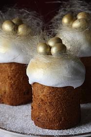 Куличи из пасхального меню в ресторане французской кухни 'Le Grand Cafe' (Ле Гранд Кафе)